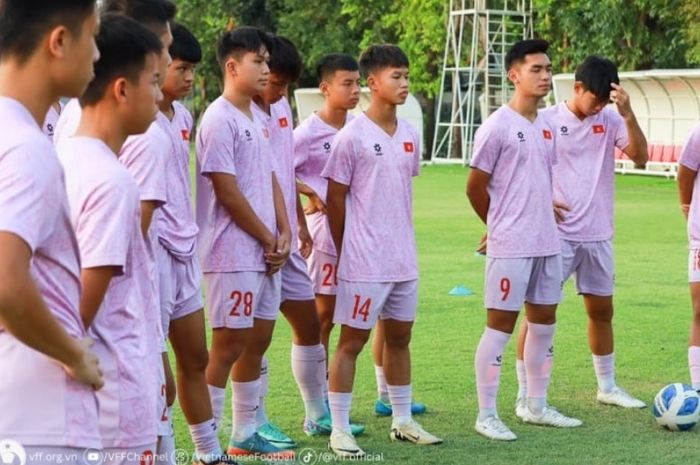 Para pemain Timnas U-16 Vietnam berlatih tendangan penalti jelang laga melawan Thailand di semifinal ASEAN Cup U-16 2024.