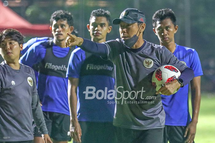 Pelatih timnas U-22 Indonesia, Shin Tae-yong, sedang memberikan arahan kepada anak asuhnya di Lapangan D, Senayan, Jakarta, 2 Maret 2021.