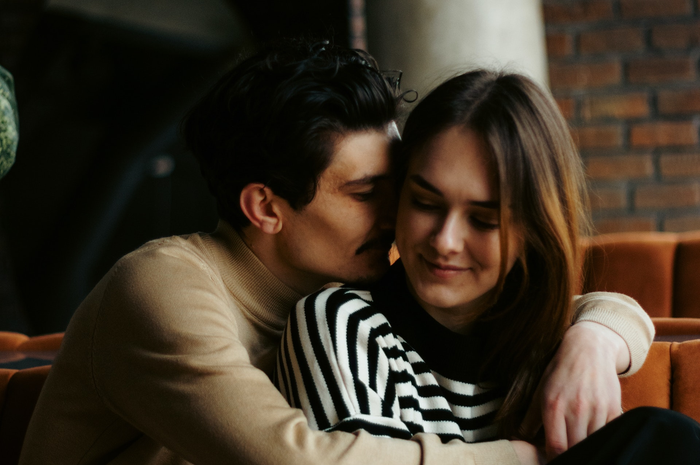 Berikut ini tanda-tanda wanita menginginkan hubungan intim yang mudah dipahami ketika foreplay, suami wajib tahu nih!