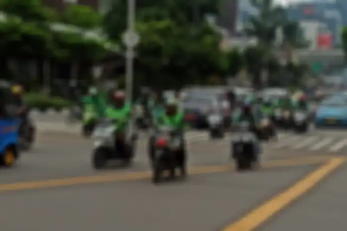 Mahalnya angkutan umum mengakibatkan masih banyaknya pengguna angkutan pribadi