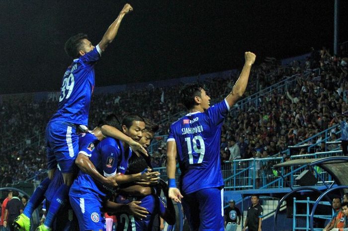 Pemain Arema FC merayakan gol yang dicetak ke gawang Kalteng Putra pada leg pertama semifinal Piala Presiden 2019 di Stadion Kanjuruhan, Malang, Selasa (2/4/2019).