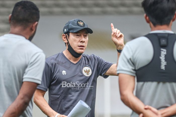 Pelatih timnas Indonesia, Shin Tae-yong (tengah), sedang memberikan arahan kepada para pemainnya di Stadion Madya, Senayan, Jakarta, 10 November 2021.