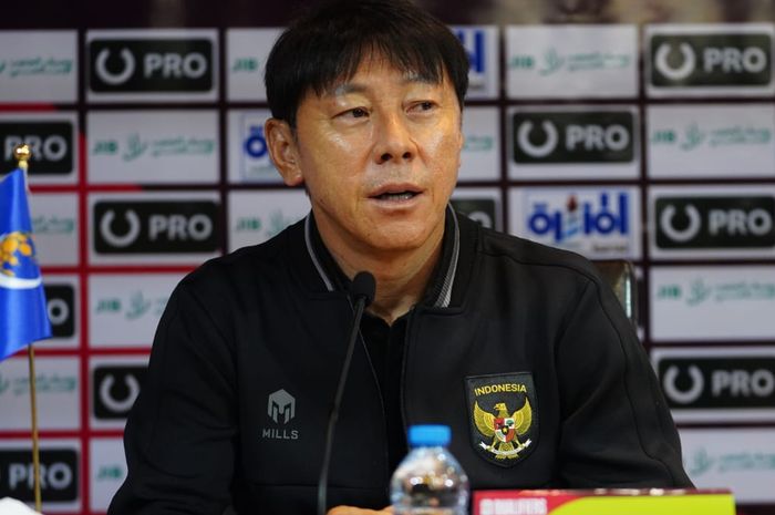 Shin Tae-yong di konferensi pers jelang laga Irak Vs Timnas Indonesia di Basra International Stadium, pada Rabu (15/11/2023).