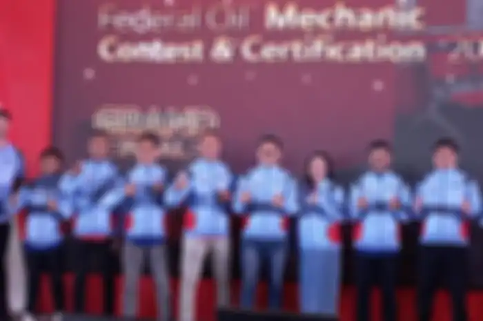 (paling kiri) Crew teknik MotoGP untuk Marc Marquez, David Castaneda bareng dengan finalis Federal Oil Mechanic Contest &amp; Certification (FOMCC) 2024