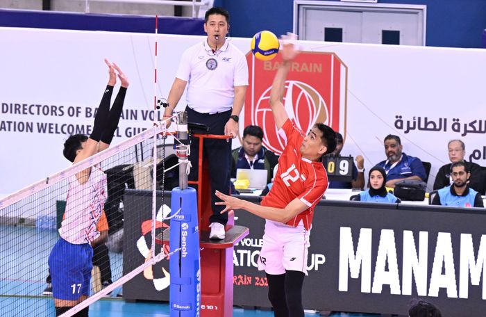 Aksi Rivan Nurmulki bersama timnas bola voli putra Indonesia menghadapi Vietnam pada perebutan peringkat 5-8 AVC Nations Cup 2025 di Isa bin Rashid Hall, Isa Town, Bahrain, Minggu (22/6/2025).