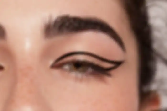 Bentul eyeline menggunakan eyeliner