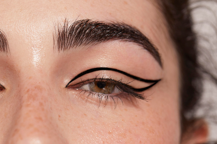 Bentul eyeline menggunakan eyeliner