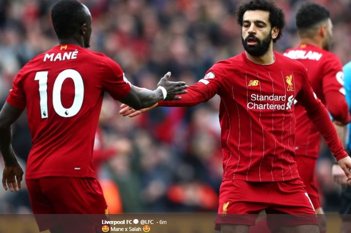 Mohamed Salah dan Sadio Mane berusaha saling berjabat tangan usai terciptanya gol penyeimbang kedudukan kala Liverpool melawan Bournemouth di Stadion Anfield, Sabtu (7/3/2020).