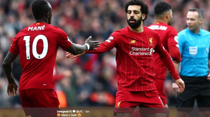 Mohamed Salah dan Sadio Mane berusaha saling berjabat tangan usai terciptanya gol penyeimbang kedudukan kala Liverpool melawan Bournemouth di Stadion Anfield, Sabtu (7/3/2020).