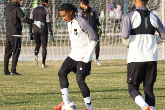 Pemain timnas U-20 Indonesia, Ronaldo Kwateh saat menjalani latihan di Uzbekistan untuk menghadapi Piala Asia U-20 2023.