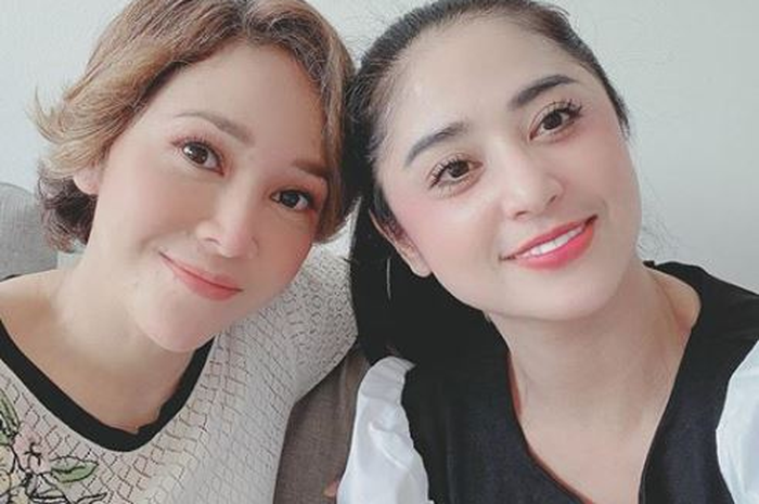 Maia Estianty bertandang ke rumah Dewi Perssik 