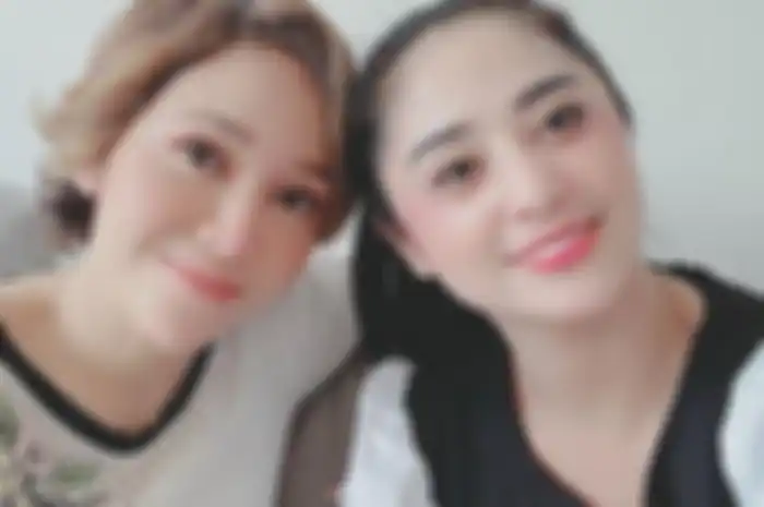 Maia Estianty bertandang ke rumah Dewi Perssik 