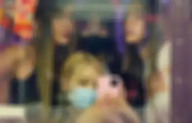 Foto Ini Jadi Kode Project Musik Terbaru Rose dan Jennie BLACKPINK?