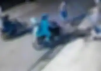 Astaga.. Geng Motor Tertangkap CCTV Mengeroyok Kakek-Kakek Hingga Tersungkur!