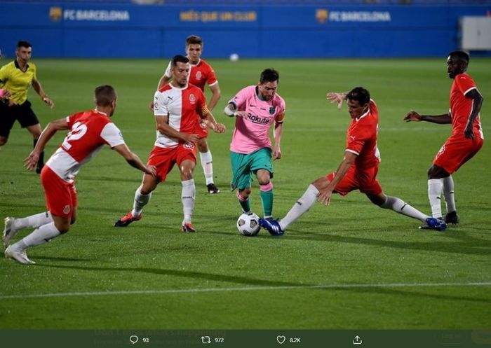 Lionel Messi saat dikawal empat pemain Girona dalam laga uji coba, Rabu (16/9/2020).