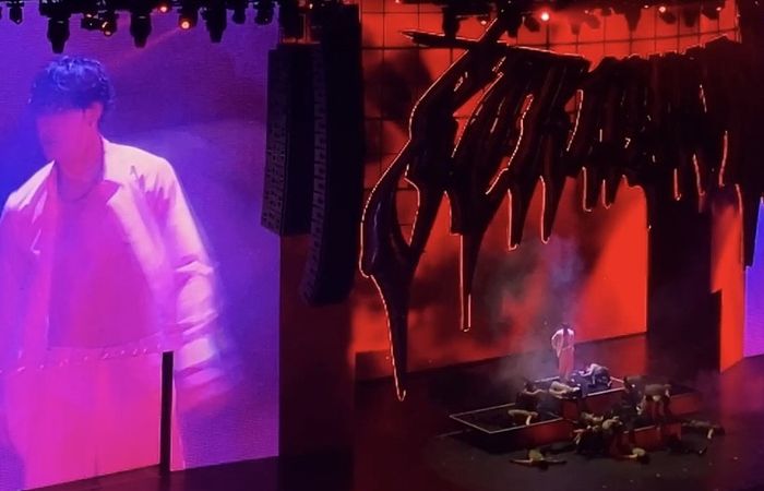 Bang Chan mendadak buka baju saat konser Stray Kids bertajuk 'dominATE' di Indonesia Arena, Senayan pada Sabtu (21/12/2024).