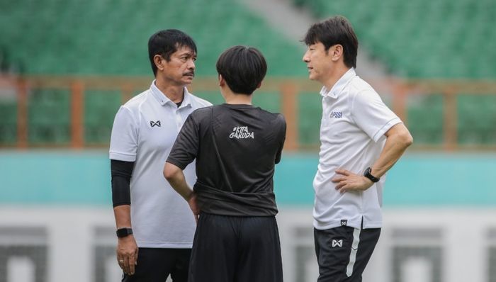 Pelatih sekaligus manajer timnas Indonesia, Shin Tae-yong, berunding dengan Indra Sjafri saat memimpin latihan timnas U-19 Indonesia.