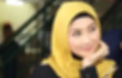 Tak Heran Dulu Mampu Buat Irwan Mussry Klepek-klepek, Begini Potret Wajah Cantik Desy Ratnasari Saat Masih Muda, Tersenyum Manis Sambil Sambil Rangkul Sosok Ini
