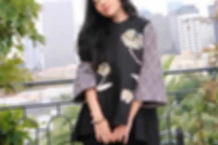 Foto Rachel Vennya pakai batik ramai dibahas netizen, kini kekasih Salim Nauderer disebut kabur dari Wisma Atlet. Sang ibunda angkat bicara.