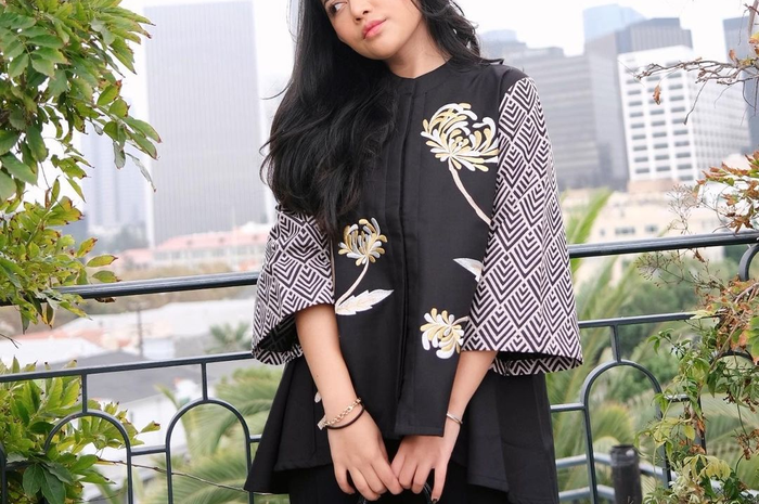 Foto Rachel Vennya pakai batik ramai dibahas netizen, kini kekasih Salim Nauderer disebut kabur dari Wisma Atlet. Sang ibunda angkat bicara.
