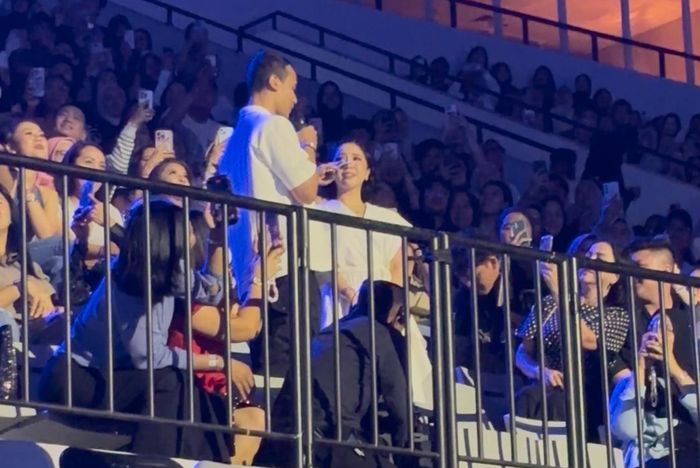 Momen sahabat Rossa dilamar kekasihnya saat konser Here I Am yang digelar Indonesia Arena, Jakarta Pusat, Jumat (23/5/2025) malam.