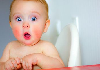 Lakukan 3 Tips Ini Untuk Merawat Bayi dengan Kulit Sensitif