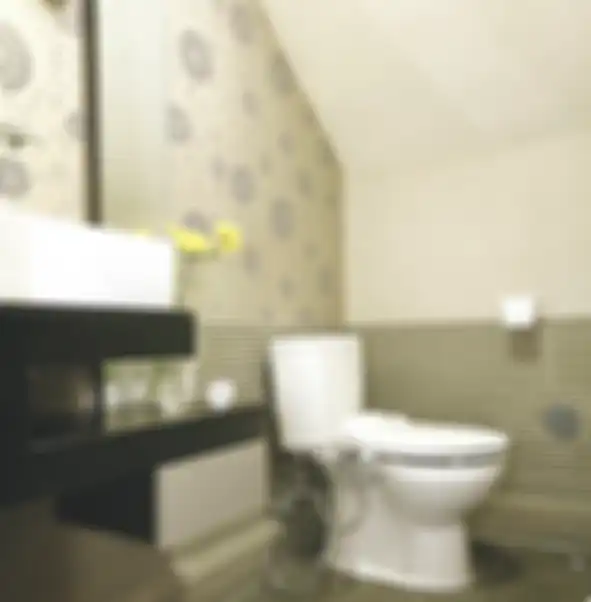 Di area yang terbatas ini dapat terwujud powder room menarik yang terisi kloset dan wastafel. Bagian atas dinding dilapisi wallpaper warna cokelat bercorak lingkaran, sedangkan bawahnya dibuat bertekstur garis-garis horizontal. Meja wastafel yang dilengkapi cermin dan ruang penyimpanan mungil pun didesain unik dam optimal. 