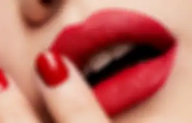 Begini Langkah-langkah Memakai Lipstik Merah Agar Tidak Menor