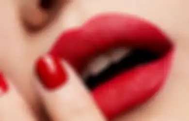 Begini Langkah-langkah Memakai Lipstik Merah Agar Tidak Menor