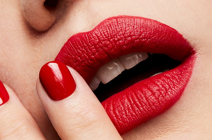 Tips memakai lipstik merah