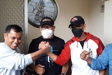 Doddy Sudrajat ketika menyambangi rumah Faisal untuk mengajak Gala Sky jalan-jalan.