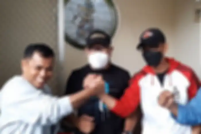 Doddy Sudrajat ketika menyambangi rumah Faisal untuk mengajak Gala Sky jalan-jalan.