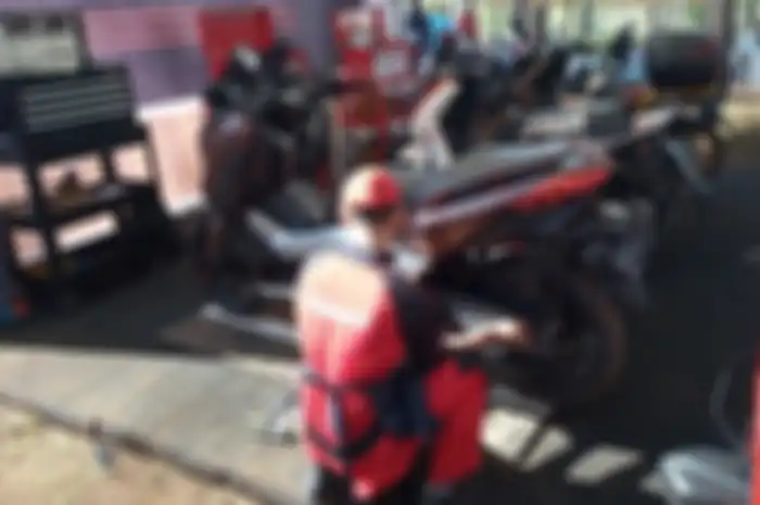 Mekanik sedang servis di MAXI Yamah Day 2019 Bandung
