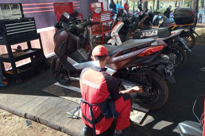Mekanik sedang servis di MAXI Yamah Day 2019 Bandung