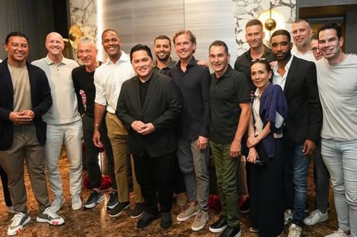 Ketua Umum PSSI Erick Thohir (tengah) berpose dengan seluruh anggota tim kepelatihan Timnas Indonesia yang dipimpin Patrick Kluivert seusai makan malam sebagai bagian persiapan menghadapi Australia.