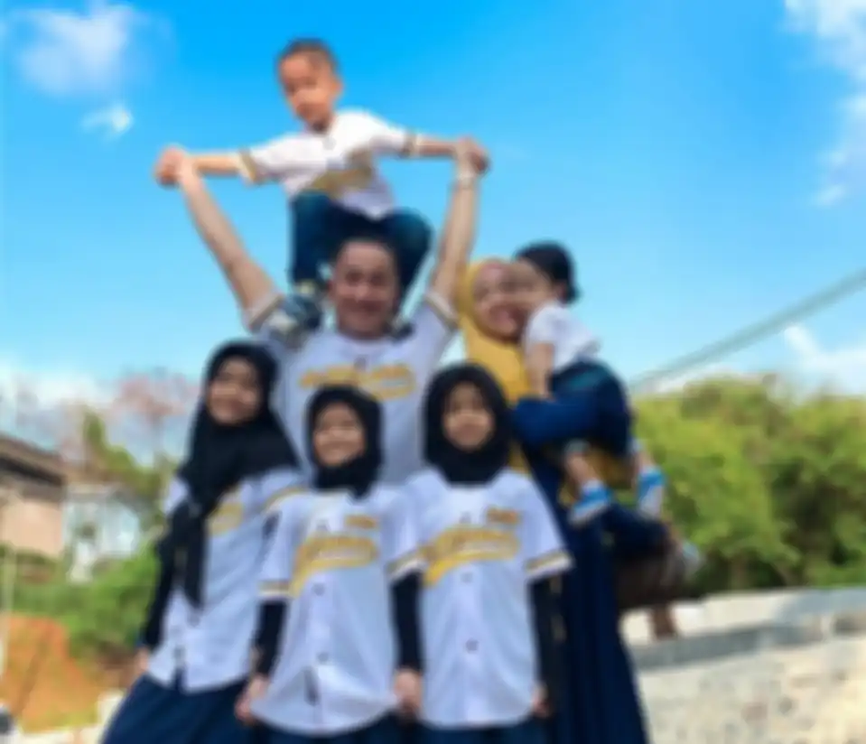 Irfan Hakim bersama istri dan anak-anaknya