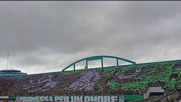 Aksi suporter PSS Sleman saat melawan Persis Solo di Stadion Maguwoharjo, Sleman, Yogyakarta, pada Jumat (7/7/2023)