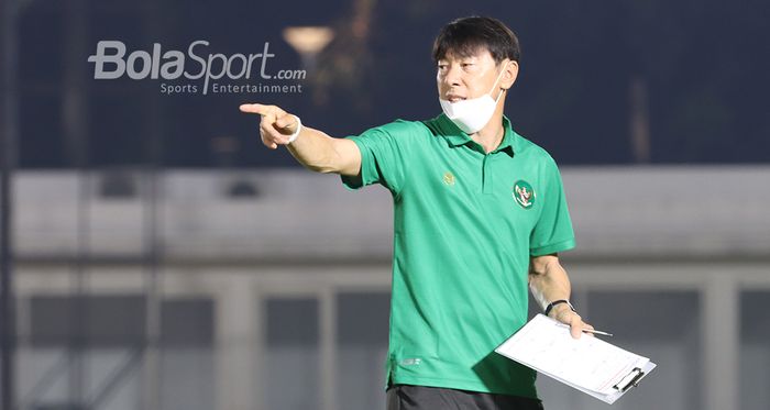 Pelatih timnas Indonesia, Shin Tae-yong, tengah memberikan intruksi kepada anak asuhnya di Stadion Madya, Senayan, Jakarta, 11 Mei 2021.