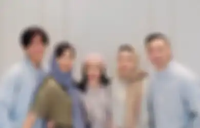 Jelang Hari Raya, Intip Outfit Kompak 7 Keluarga Seleb Muda Indonesia Saat Rayakan Lebaran
