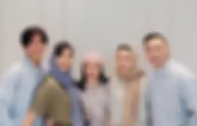 Jelang Hari Raya, Intip Outfit Kompak 7 Keluarga Seleb Muda Indonesia Saat Rayakan Lebaran