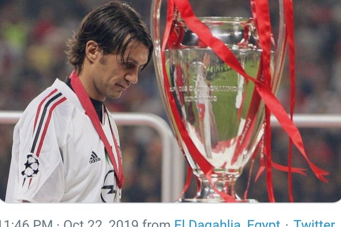 Paolo Maldini saat gagal membawa AC Milan juara Liga Champions musim 2004-2005 setelah kalah dari Liverpool pada partai final.