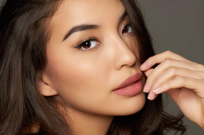 Manohara Odelia Pinot terlihat tampil memesona dalam balutan lipstik warna pink nude