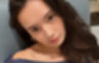 Beby Tsabina Posting Foto Gandengan di Mobil, Netizen Kepo Minta di-Spill!
