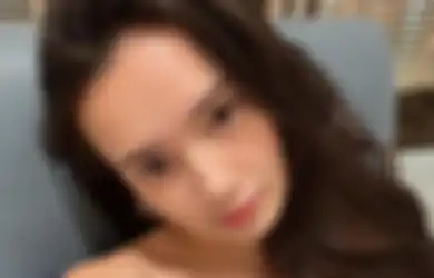 Beby Tsabina Posting Foto Gandengan di Mobil, Netizen Kepo Minta di-Spill!