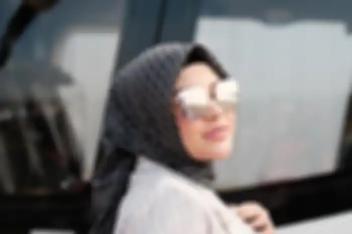 Cara berpakaian Aurel Hermansyah pakai sweater buat istri Atta Halilintar jadi sorotan