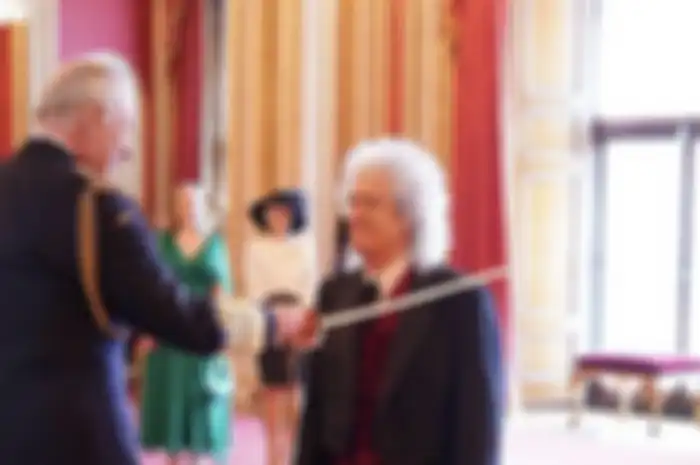 Brian May menerima gelar kebangsawanan “Knight of the Realm” dari Raja Charles (14/03).