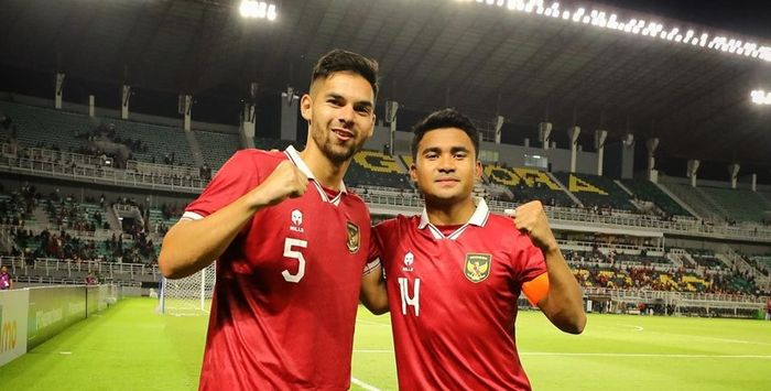 Bek timnas Indonesia, Sandy Walsh, saat berfoto dengan Asnawi Mangkualam setelah laga FIFA Matchday melawan Turkmenistan, Jumat (8/9/2023).