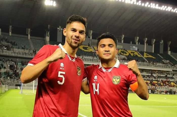 Bek timnas Indonesia, Sandy Walsh, saat berfoto dengan Asnawi Mangkualam setelah laga FIFA Matchday melawan Turkmenistan, Jumat (8/9/2023).