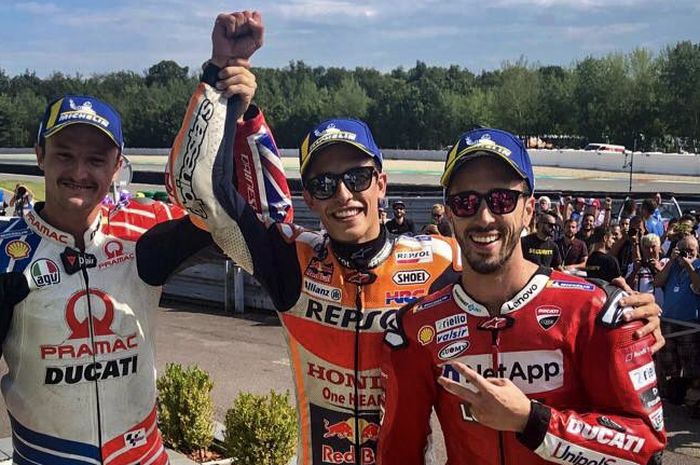 Pembalap Repsol Honda, Marc Marquez (tengah), berpose bersama para pengisi podium MotoGP Republik Ceska 2019, Andrea Dovizioso (kanan) dari tim Ducati dan Jack Miller (kiri) yang membela tim Pramac Ducati.