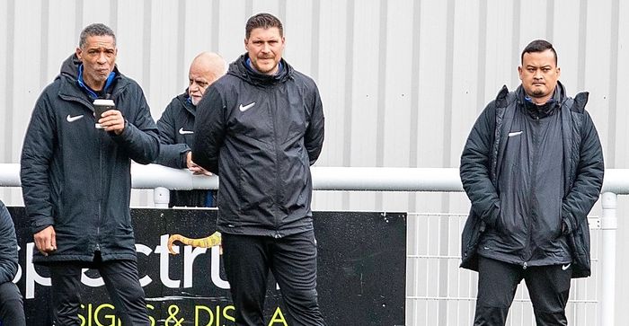 Pelatih Garuda Select, Danny Holmes (tengah).